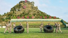 士们围坐聊天、分享趣事